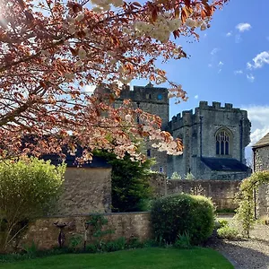 The Garden At Snape Castle Mews Guest house